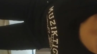 年轻的大学女孩被警官抓到偷窃
