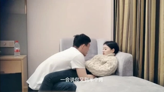 18岁极品母狗翘着屁股等待大鸡巴进入