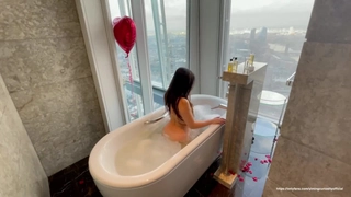 迷人的继女享受向继父展示她的资产