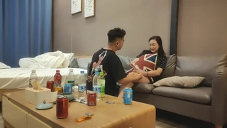 娇小的荡妇在这个视频中给出了最好的口交