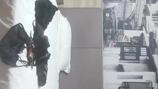 大学少女在热辣的视频中尝到了大鸡巴的味道