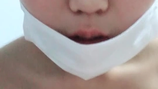 年轻女子从她的伴侣那里接受大阴茎的深喉插入