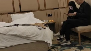 可爱的金发小偷被抓住并脱光衣服