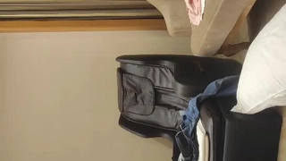 中性打扮短发新人妹子！黑丝美腿！性感美臀假屌抽插，黄狗撒尿姿势猛捅，这屁股实在太诱人