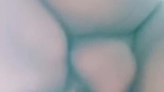 Katie Kush和Queenie Sateen沉迷于一些热辣的女同性恋动作