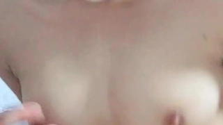 少女业余爱好者接受巨大的阴茎,并得到了一口精液