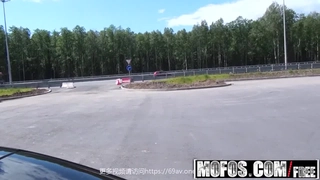 年轻的继家在禁忌的色情视频中被操了