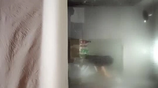 年轻女子的剃光阴户因快感而滴水