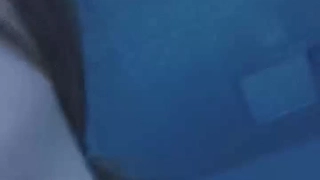 小胸部少女在宿舍房间里被警卫操