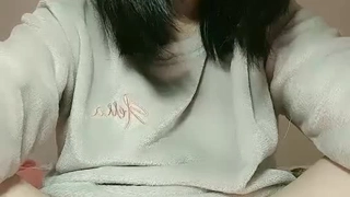 在女权主义视频中,一个阳具硕大的男人享受着手淫和手淫。
